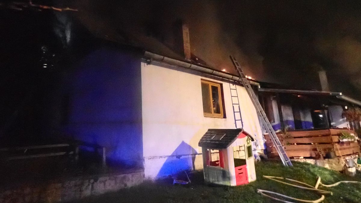 Požár domu na Uherskohradišťsku: Muž zaslechl praskání ve vedlejším pokoji, škoda 3,5 milionu